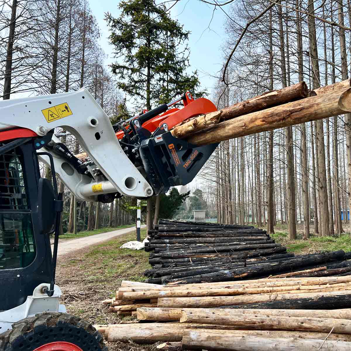 TMG Industrial 72” Skid Steer Skeleton Grapple Attachment, Universal Mount, 34” Arm Opening, 3” Tine Spacing, 2600 lb Weight Capacity, TMG-SG73