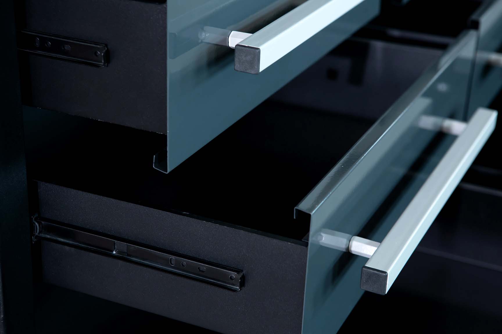 TMG-WB20D 10' 20-Drawer Workbench with Keyed Alike Locks